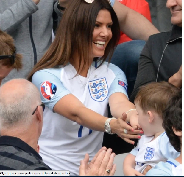 Vợ Rooney một nách ba con đến Pháp cổ vũ chồng ảnh 5